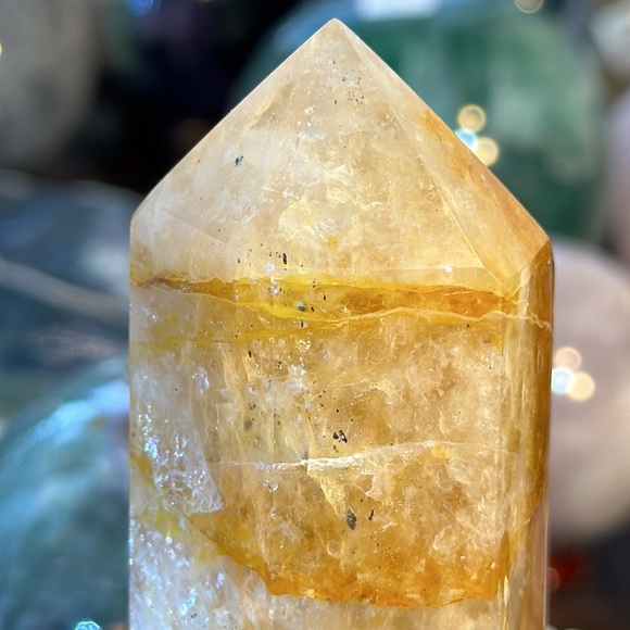 🔥SALE🔥 Golden Healer Crystal Tower With Sparkles And Rainbows! Watch The Video - Picture 8 of 9